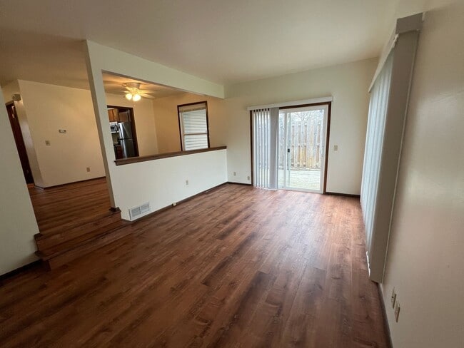 Building Photo - Showings this weekend! Partially fenced yard, garage, 3 bedroom
