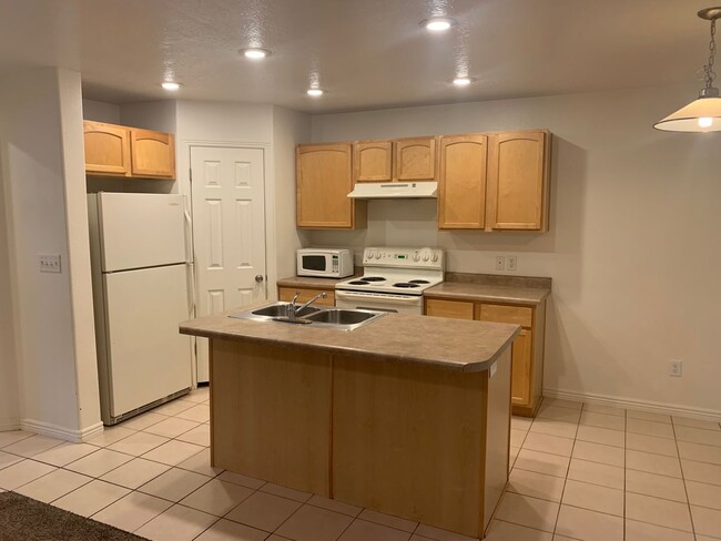 Building Photo - Hidden Valley Townhome