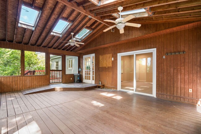 Building Photo - 5 Bed 3 Bath - Rockville Colonial - Update...