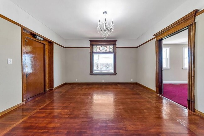 Living room - 717 River Rd