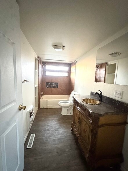 Bathroom - 11991 S Edmondson Rd