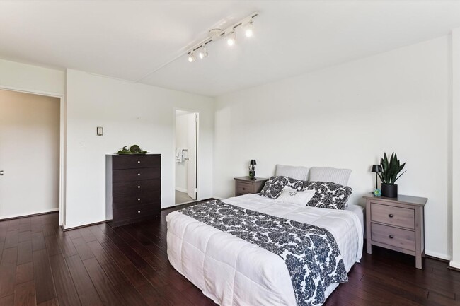 Building Photo - Great 2 Bedroom 2 Bath in Van Ness DC!