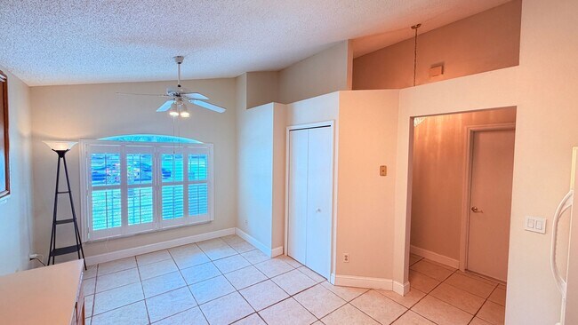 Building Photo - Bright 3/2 Home Near UCF with Vaulted Ceilings & Spacious Backyard!