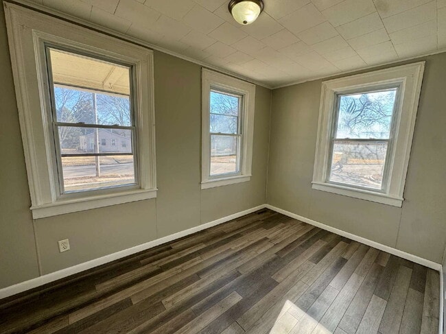 Building Photo - 3-bedroom, 1-bath single-family home