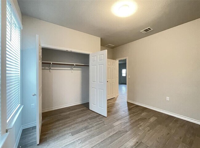 Building Photo - 1603 Denesa Dr