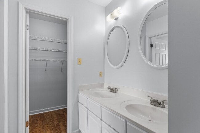 Building Photo - 736 Comet Dr