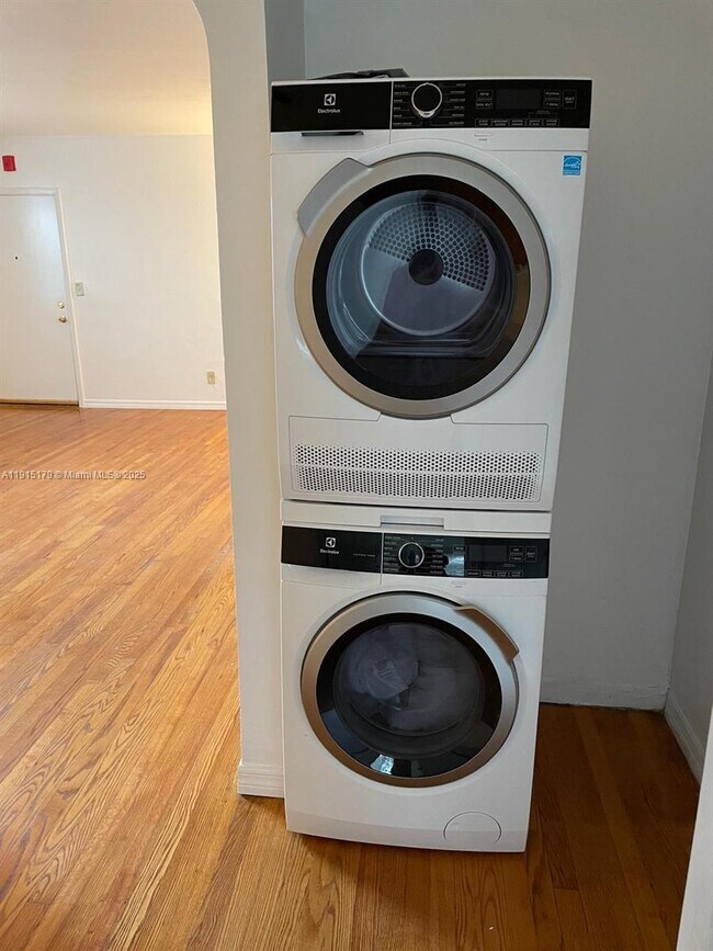 Building Photo - 520 SW 10th St