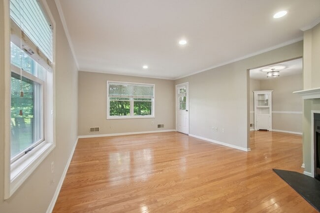 Building Photo - 8A Heritage Dr