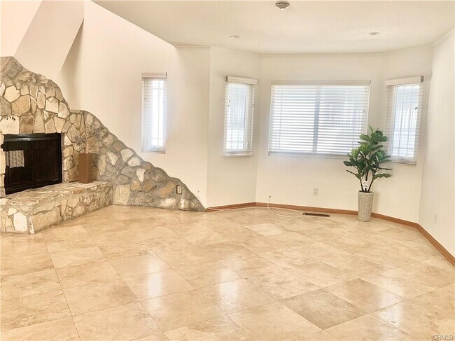 Building Photo - 425 S Catalina Ave