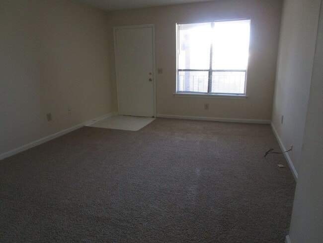 Building Photo - 2 Bedroom, 2 Bath - Water Included