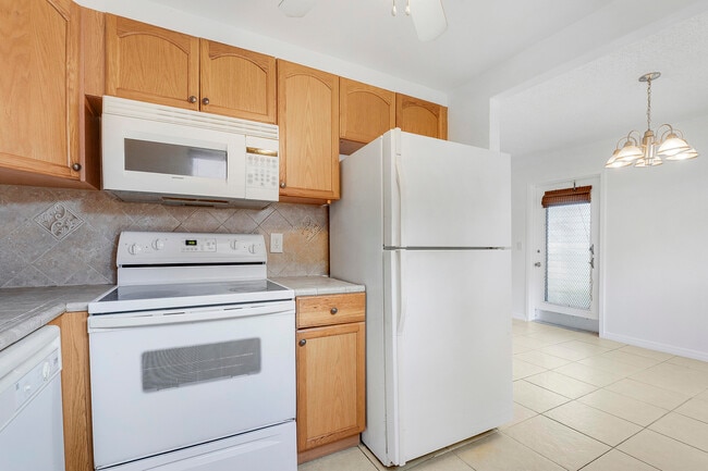 Building Photo - 541 Saxony Dr