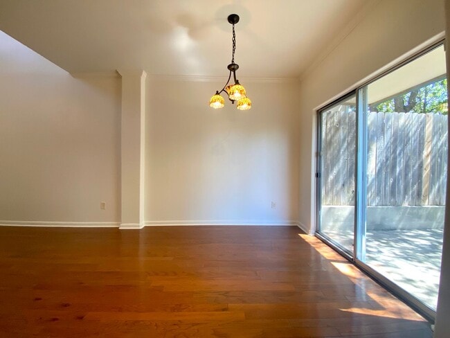 Building Photo - 3 Bedroom Townhouse Condo-North Austin!