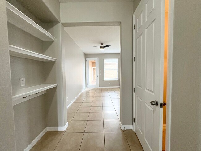 Building Photo - Gorgeous Lake View 3 BR 2.5 bath Luxury To...
