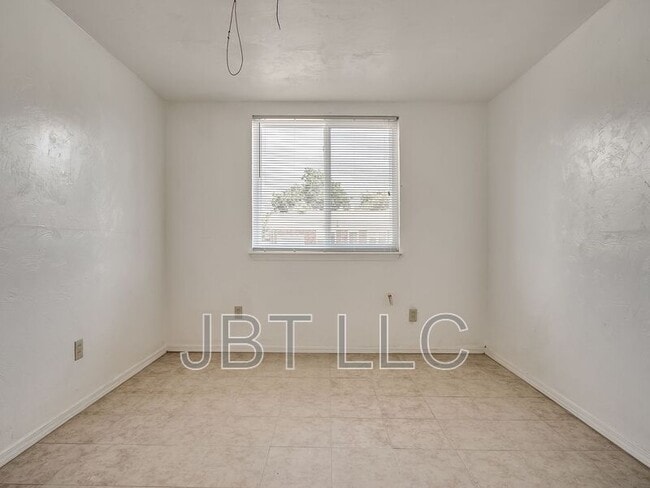 Building Photo - 2132 Andover Ct