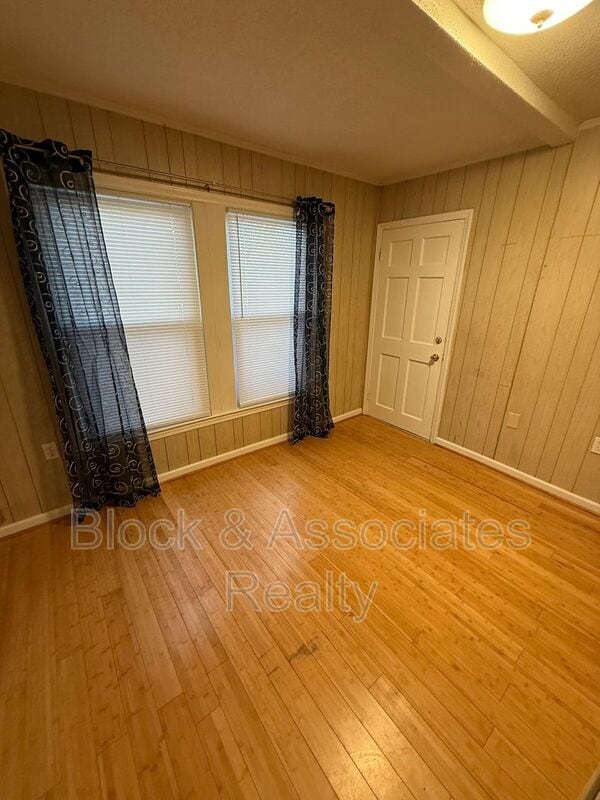 Building Photo - 524 W Wainman Ave