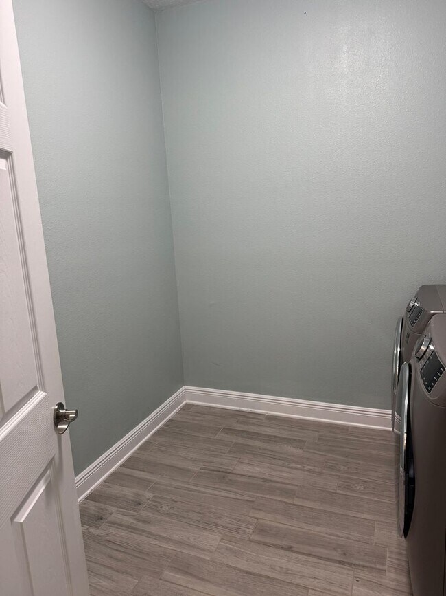 Building Photo - Spacious 5-Bedroom Riverview Home