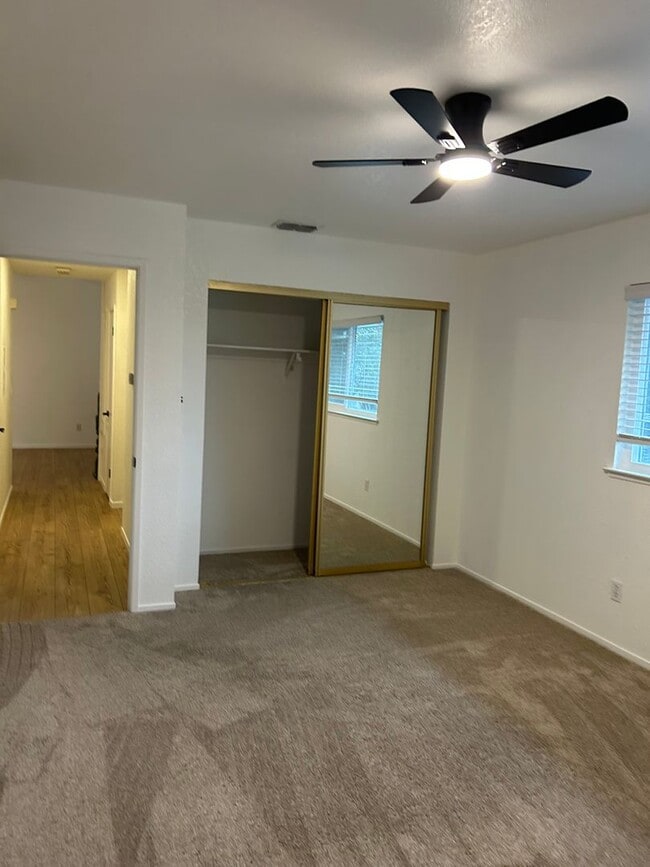 Building Photo - Beautiful upstairs condo with garage!