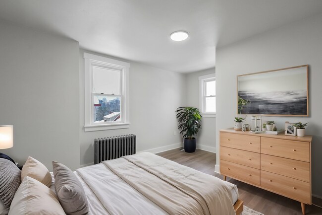 Building Photo - Renovated 3 bedroom home available NOW!