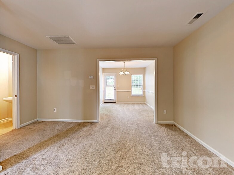 Building Photo - 5415 Kiev Dr