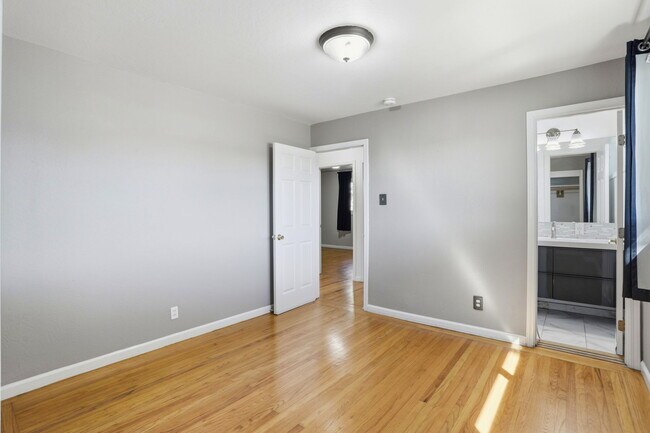 Building Photo - 933 Barstow Ct