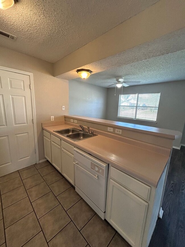 Building Photo - Charming 3 Bedroom, 2 Bath Home in the Hea...