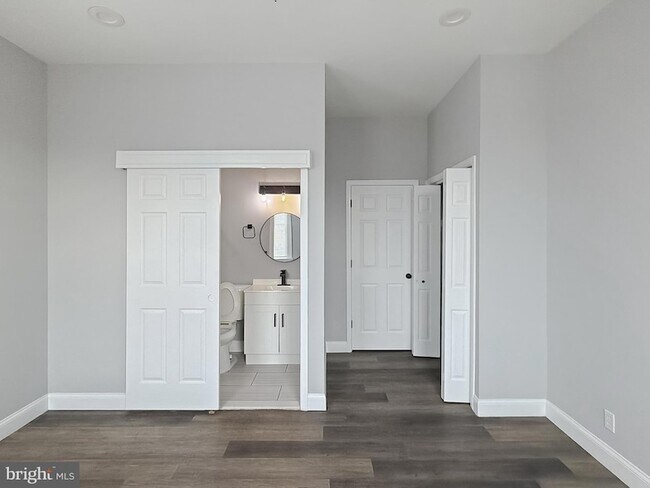 Building Photo - 733 N Linwood Ave