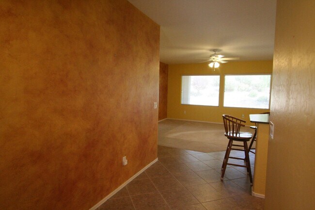 Building Photo - 2 bed w/den, 2 bath, 2 car single story house