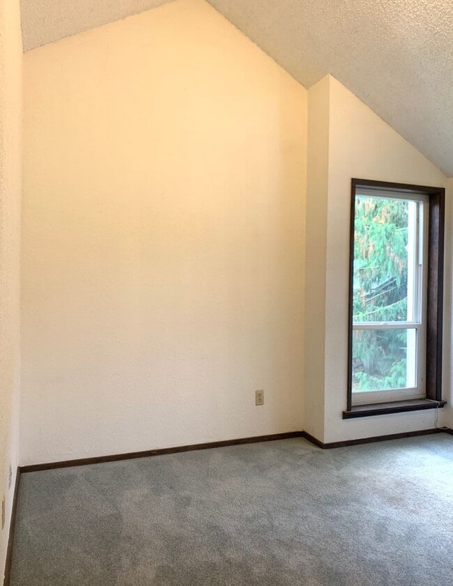 Building Photo - Country living