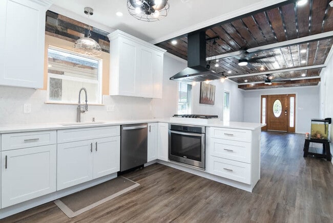 Building Photo - 560 W Highland Blvd