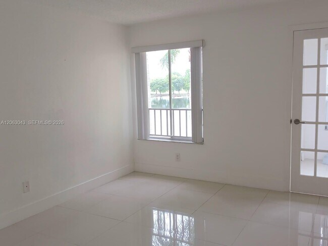 Building Photo - 731 Vista Isles Dr