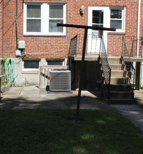 Building Photo - 1457 N Forest Park