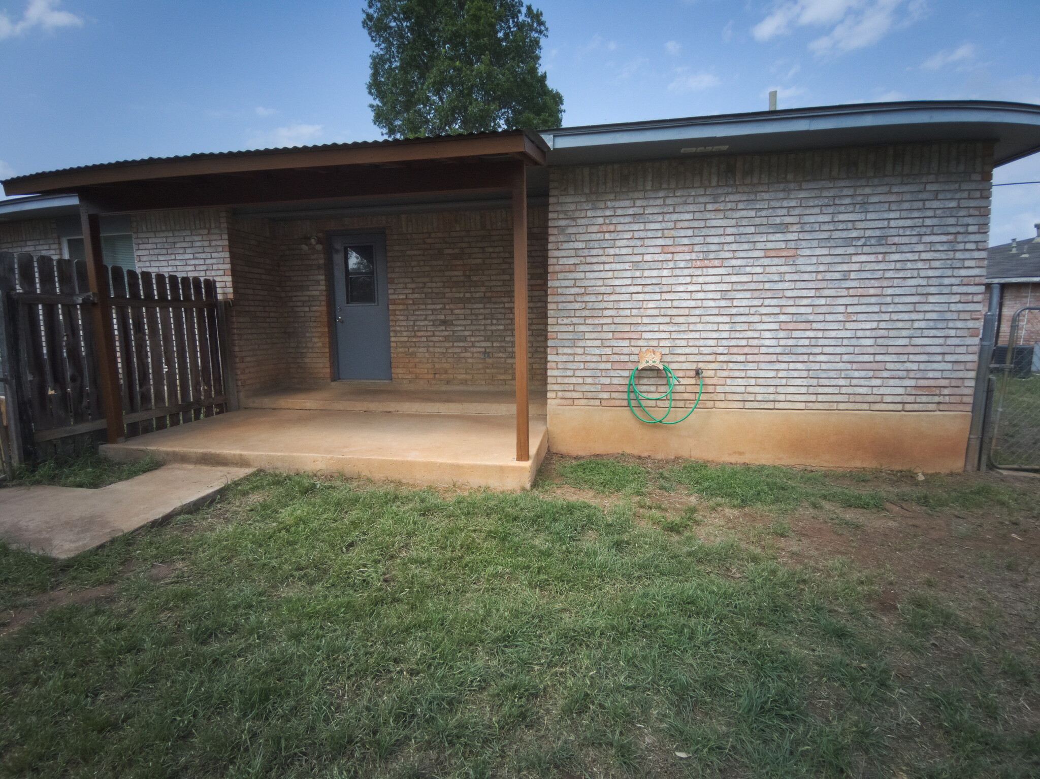 Building Photo - 327 Briarwood Dr