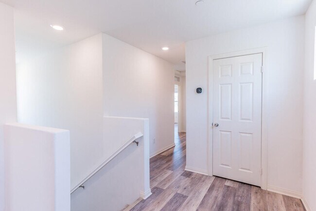 Building Photo - 27638 Sawtooth Ln
