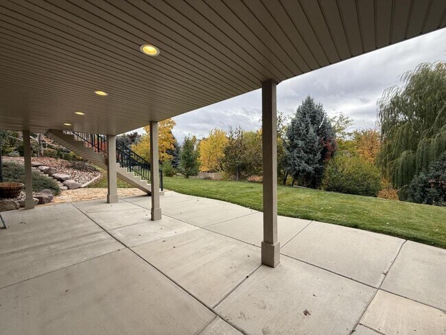 Building Photo - 1615 E Lakeview Way