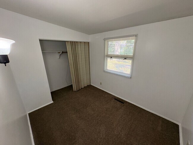 Building Photo - COMING SOON! Meadowlane neighborhood, Fenced Backyard, Laundry included