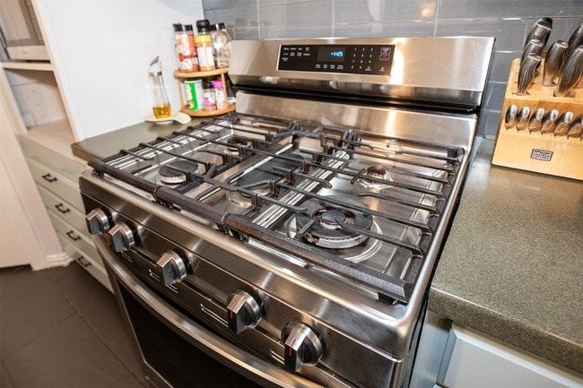 Building Photo - 601 Canyon Crest Dr