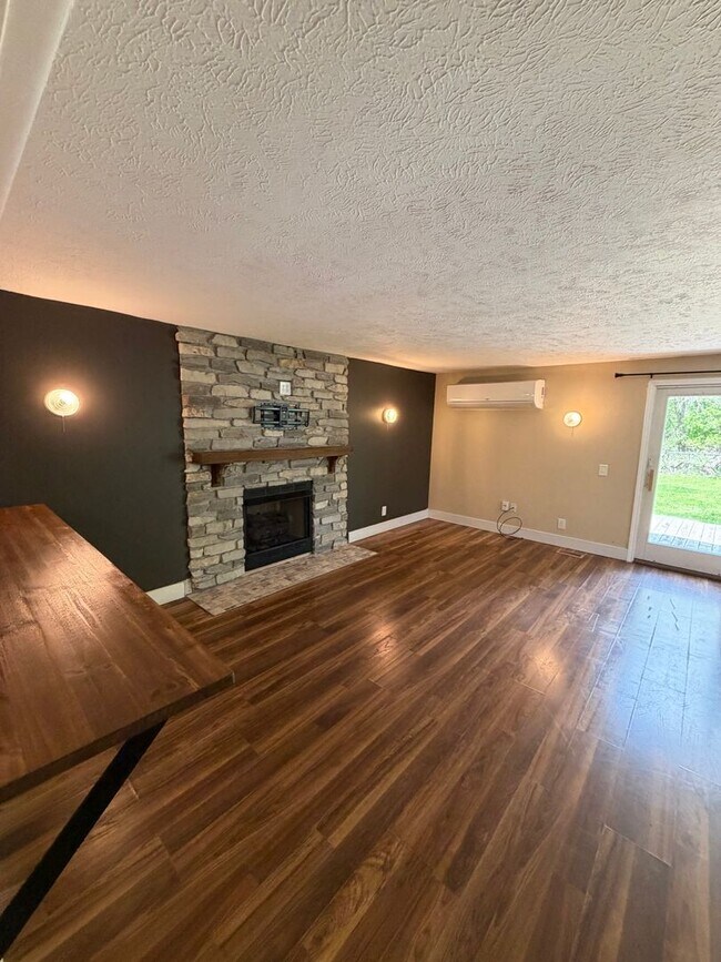 Building Photo - Secluded & Charming 3BR/1BA in Lansing — Section 8 Approved