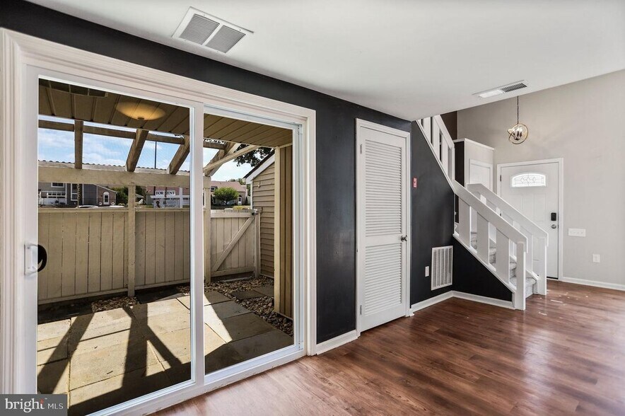 Building Photo - 1523 Kensington Dr