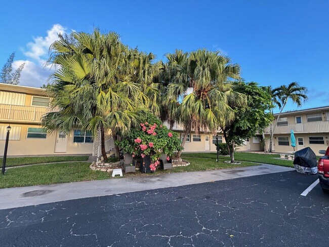 Building Photo - 1301 N 12th Ct