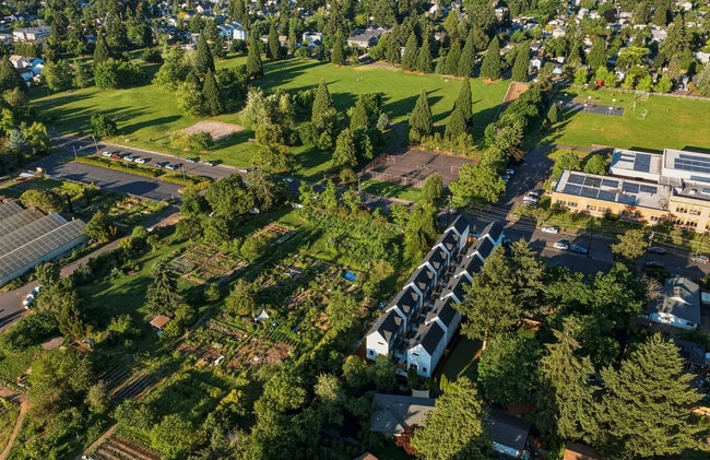 Building Photo - 7057 SE 60th Ave