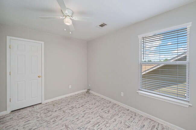 Building Photo - 242 Wainwright Dr