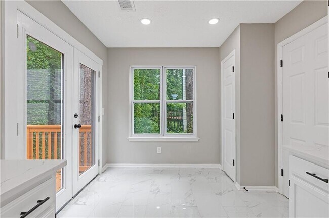 Building Photo - 1111 Pin Oak Dr
