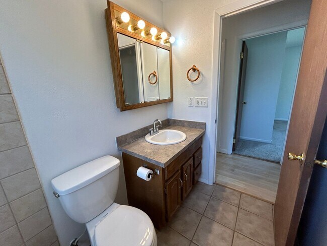 Building Photo - 5 Bed 2 Bath Home with 2 Car Attached Gara...