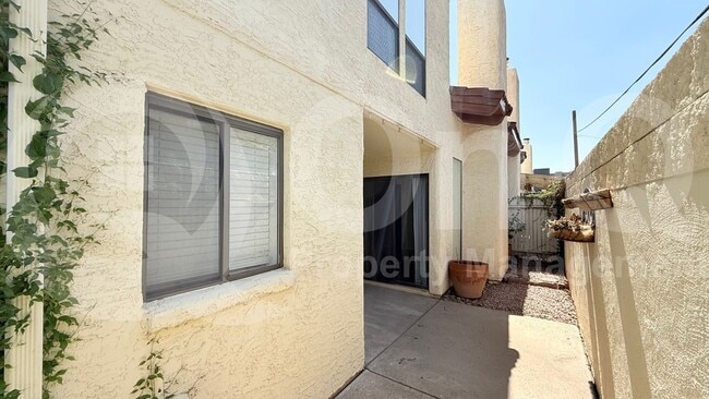Building Photo - 5726 N 10th St