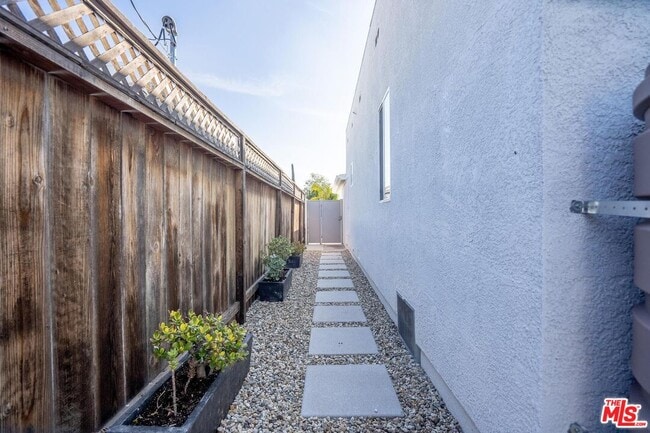 Building Photo - 5705 Jamieson Ave