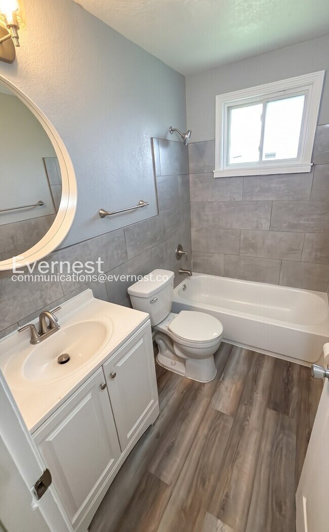 Building Photo - 3 Bed/1 Bath Home with Fenced Yard & Garage / Vouchers Accepted / Available Now!