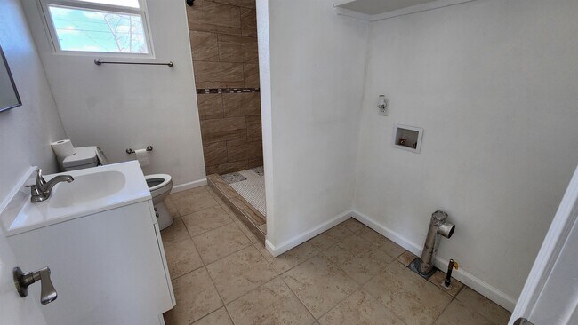 Building Photo - 211 Edgewood Blvd