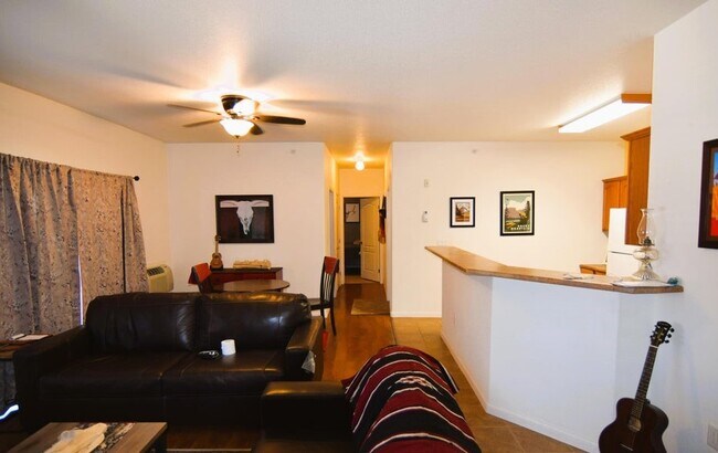 Building Photo - 646 Riverview Dr