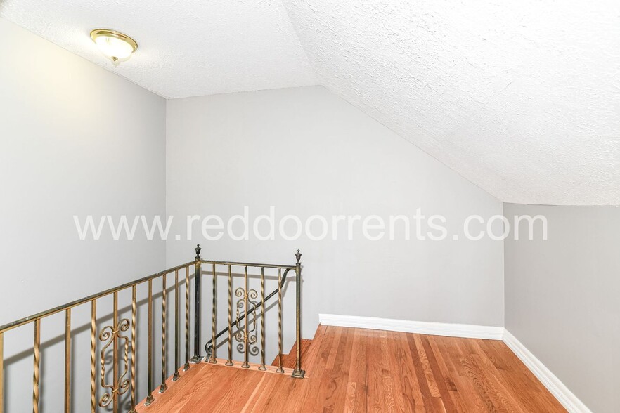 Building Photo - 125 E 49th St