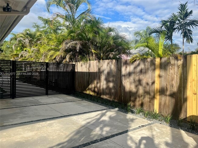 Building Photo - 3532 Thomas Ave